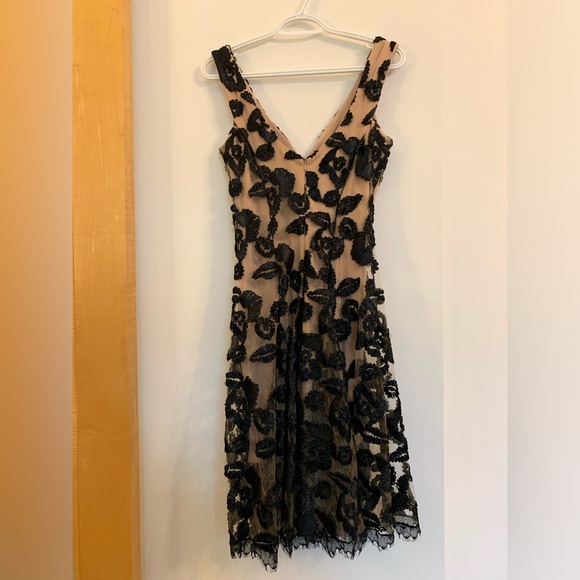 🎈Elegant deep V dress with lace overlay - Picture 1 of 3